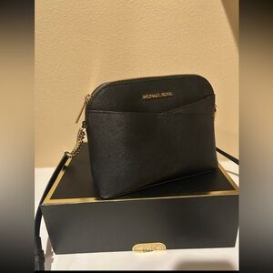 MICHAEL KORS DOME CROSS BODY